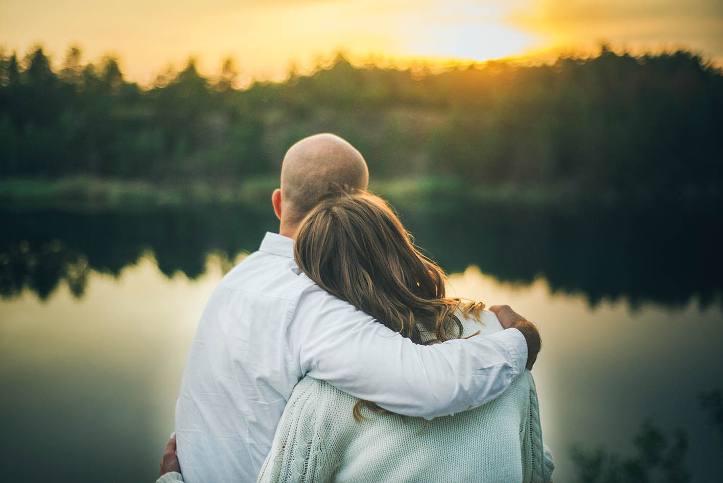 Ζευγάρι αγκαλιασμένοι δίπλα σε λίμνη