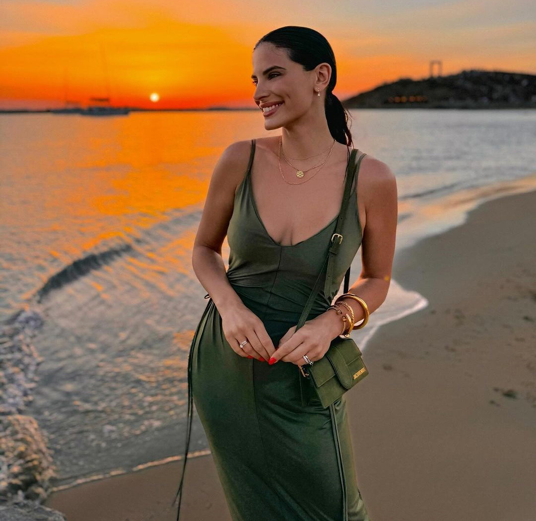 H Χριστίνα Μπόμπα δίπλα στη θάλασσα