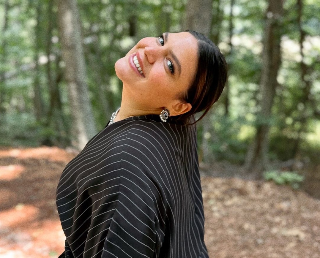 η Δανάη Μπάρκα ποζάρει στο Νυμφαίο Φλώρινας