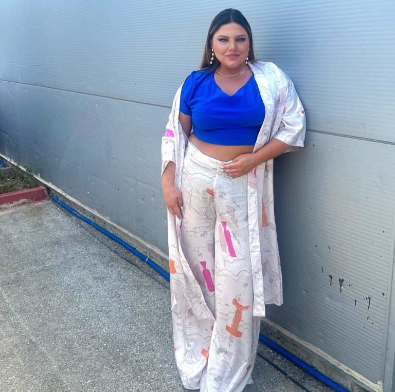 Η Δανάη μπάρκα με μπλε μπλούζα