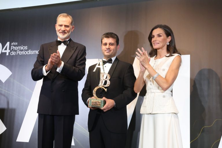 Ο βασιλιάς και η βασίλισσα μετά την απονομή του βραβείου «Mingote» στον Said Khatib