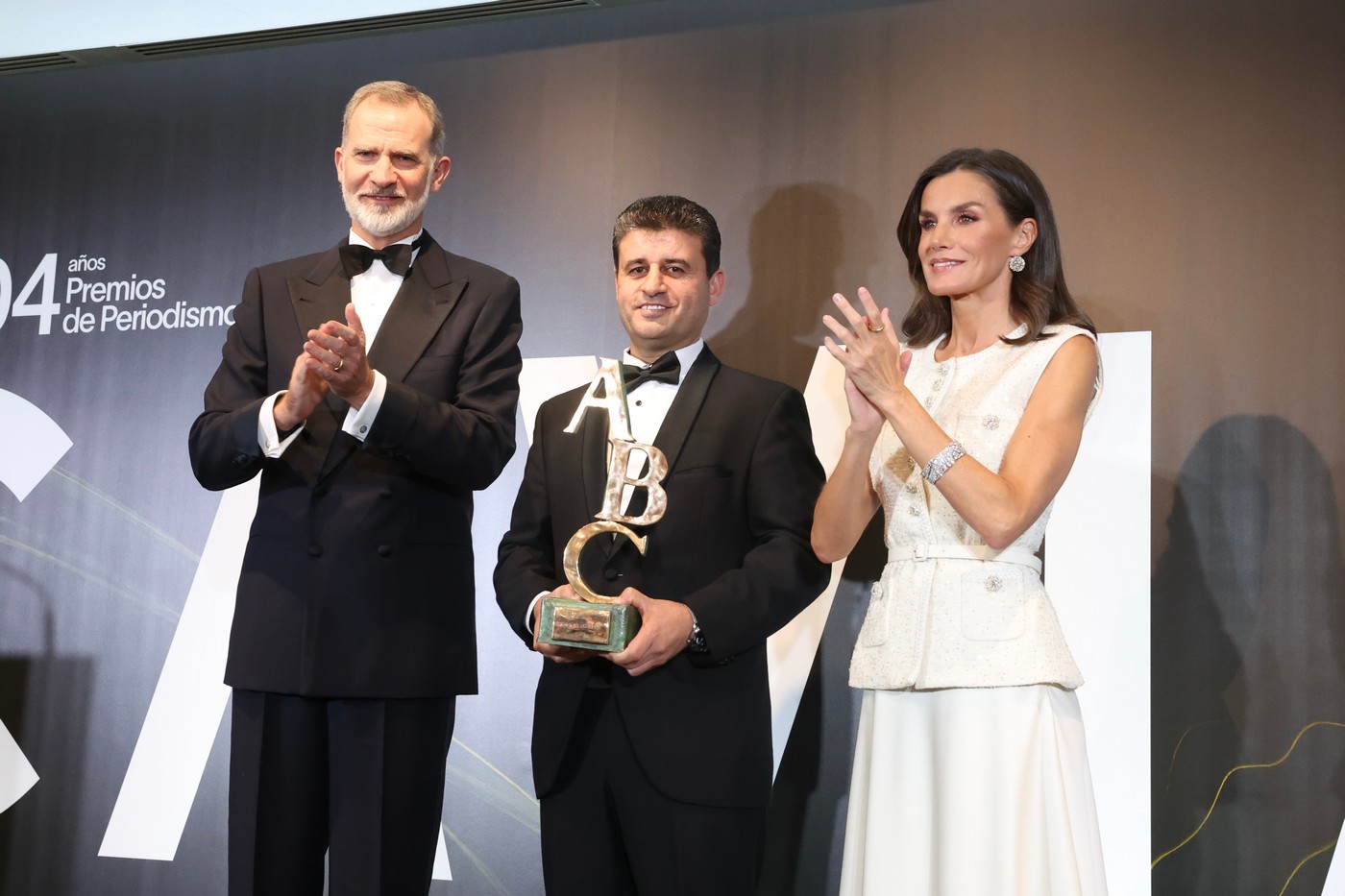 Ο βασιλιάς και η βασίλισσα μετά την απονομή του βραβείου «Mingote» στον Said Khatib