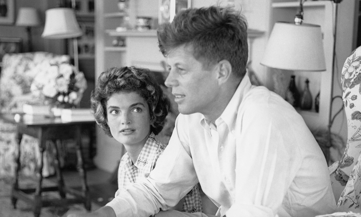 O John F. Kennedy και η τότε ακόμη αρραβωνιαστικιά του Jacqueline Bouvier έδωσαν συνέντευξη για το περιοδικό LIFE ενώ ήταν διακοπές τον Ιούνιο 1953 στο λιμάνι Hyannis της Μασαχουσέτης.