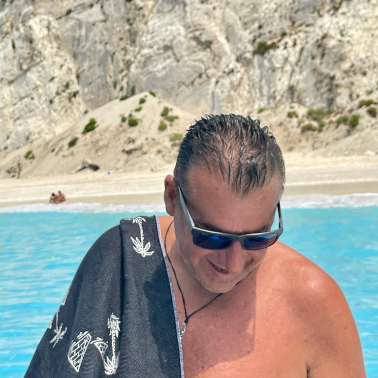 Ο Γιώργος Λιάγκας στη θάλασσα