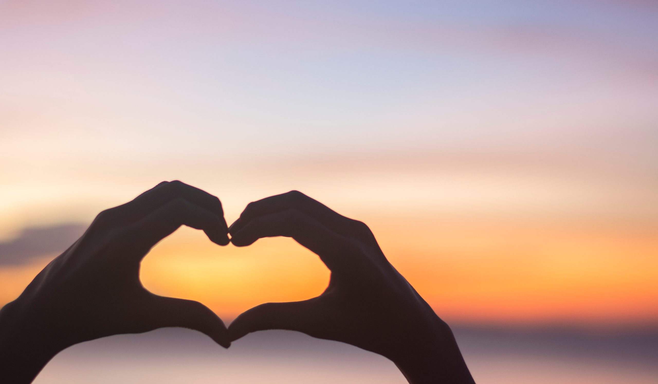χέρια σχηματίζουν το σχήμα της καρδιάς