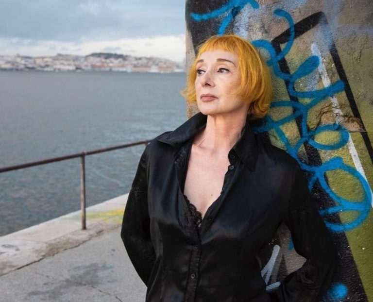 Η Πορτογαλίδα Misia ποζάρει με φόντο την θάλασσα