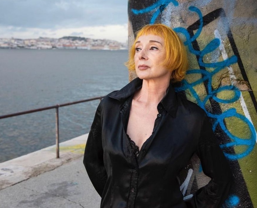 Η Πορτογαλίδα Misia ποζάρει με φόντο την θάλασσα