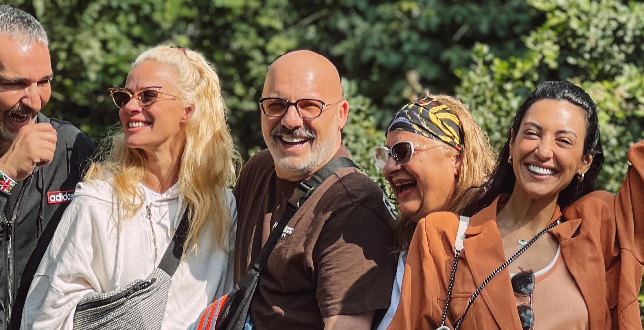 Ο Νίκος Μουτσινάς με παρέα στην Κένυα