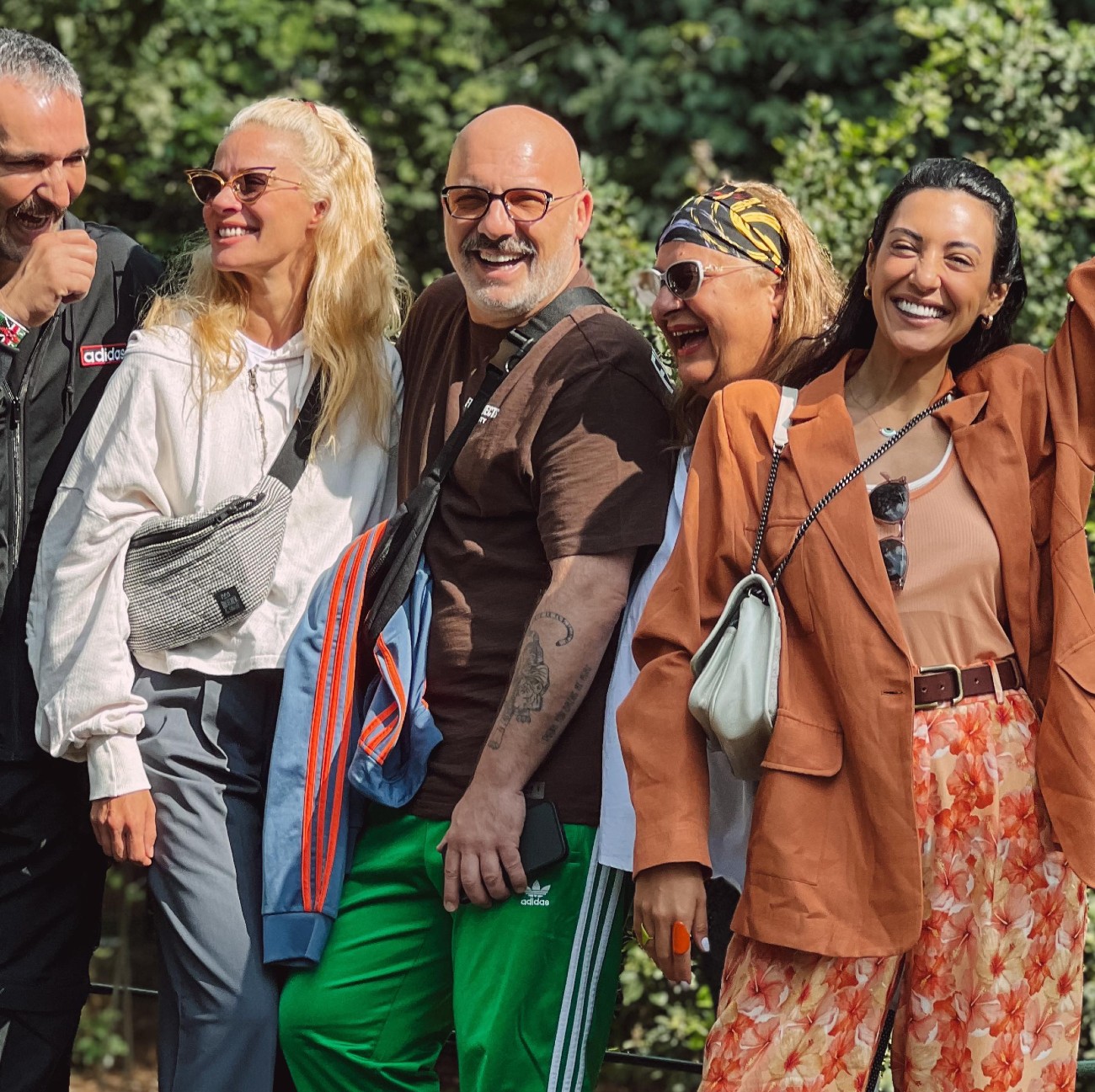 Ο Νίκος Μουτσινάς με παρέα στην Κένυα