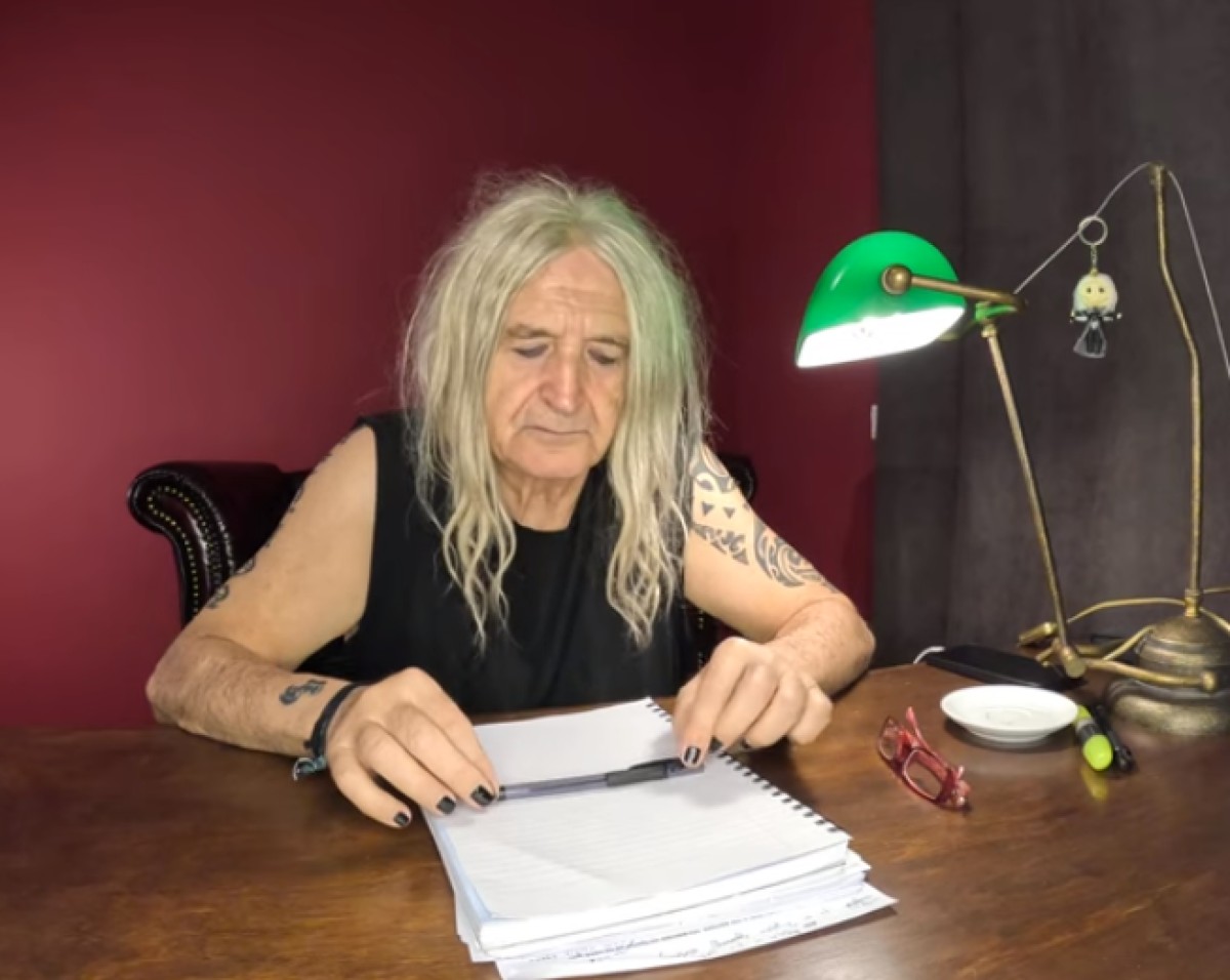 Νίκος Καρβέλας