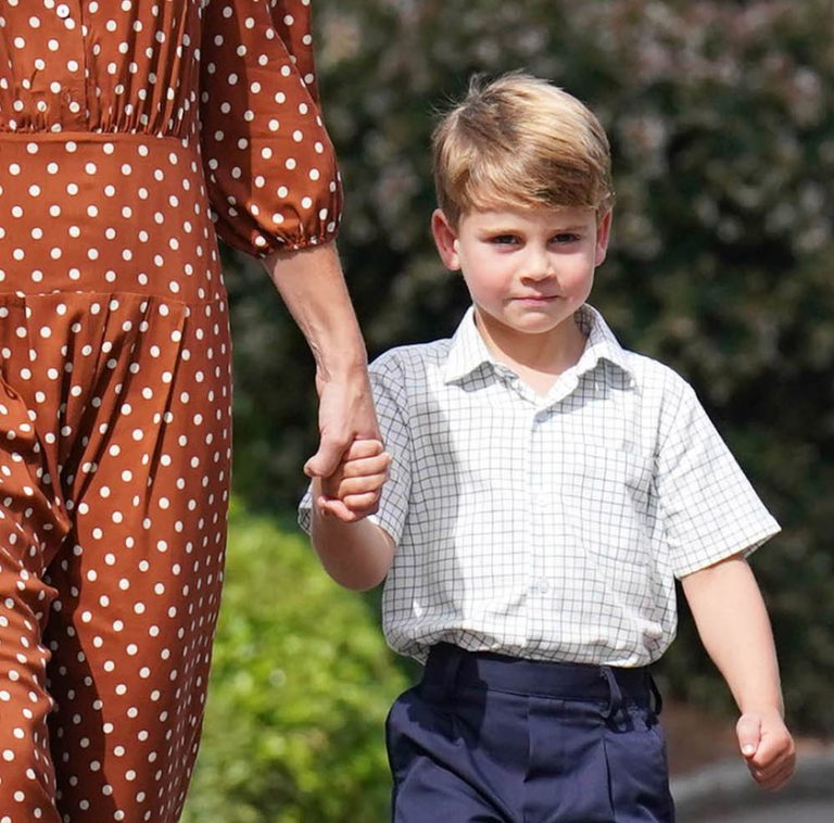 O πρίγκιπας Louis του Cambridge φτάνει στο σχολεί του Lambrook, δίπλα στο Ascot στις 7 Σεπτεμβρίου 2022 στο Bracknell της Αγγλίας.