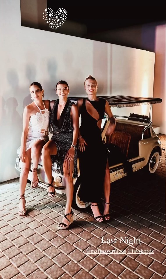 Η Φαίη Σκορδά με αποκαλυπτικό μαύρο φόρεμα