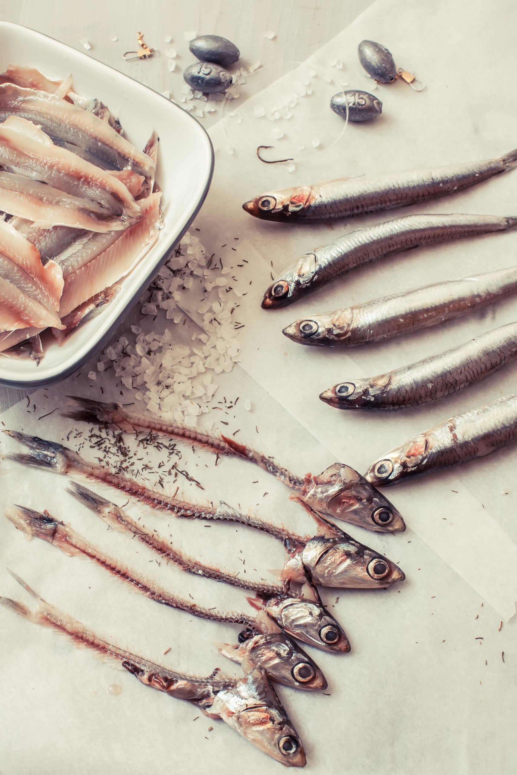 Ετοιμάζοντας αντζούγιες για φαγητό