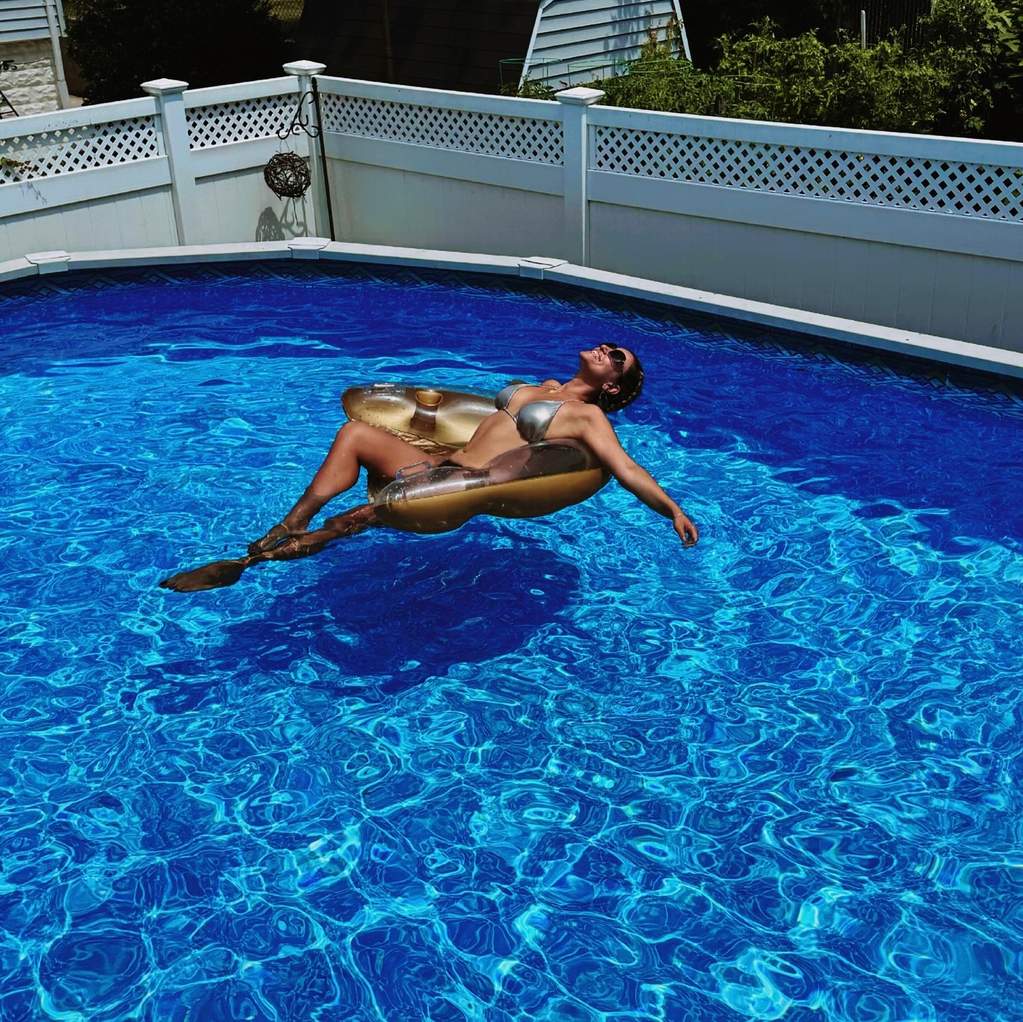 Η Σοφία Παυλίδου σε πισίνα