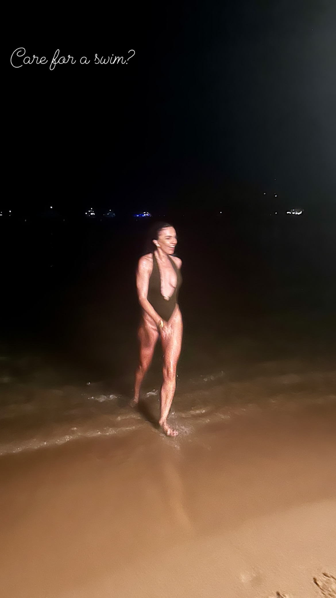 Βραδινό μπάνιο στη θάλασσα έκανε η Μαρία Σολωμού