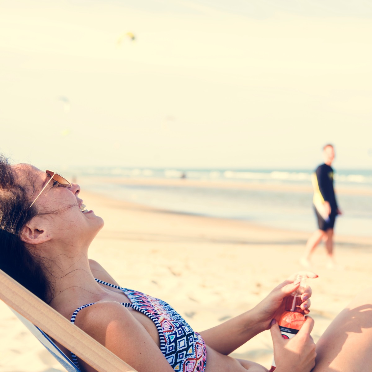 Γυναίκα στην ξαπλώστρα