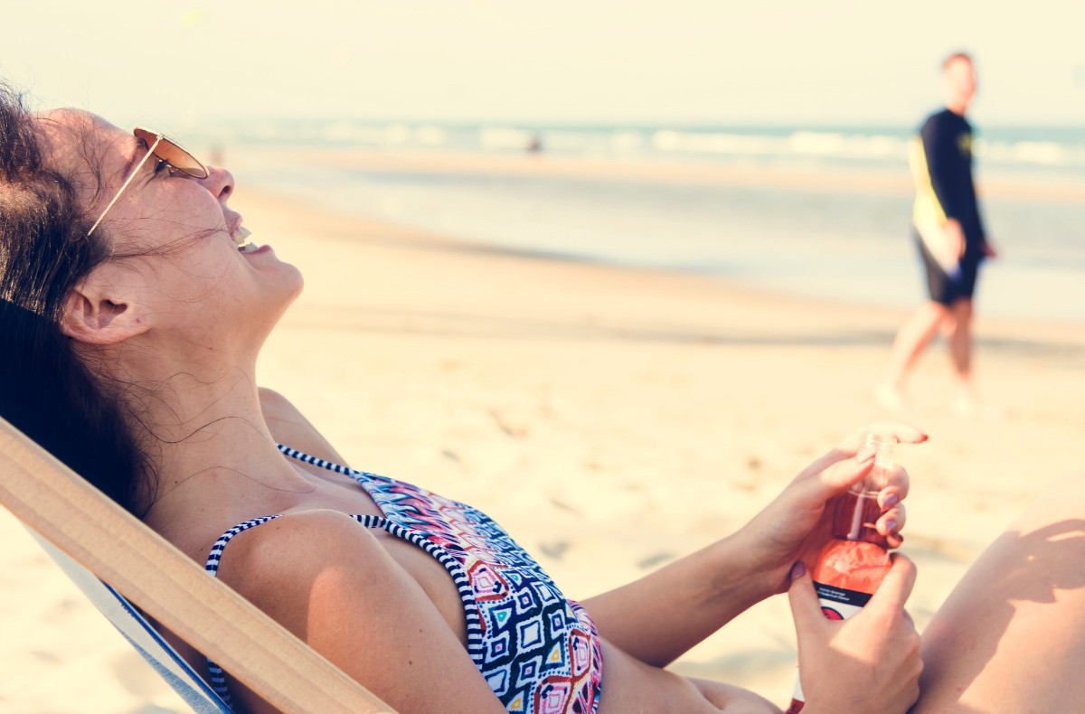 Γυναίκα στην ξαπλώστρα