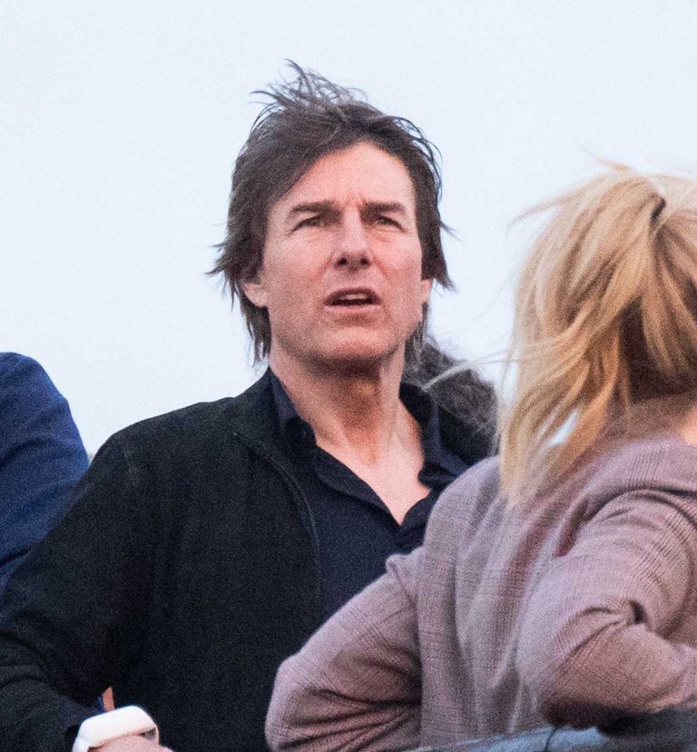 O Tom Cruise παρακολουθεί το συγκρότημα Coldplay την τέταρτη ημέρα του Φεστιβάλ Glastonbury στο Worthy Farm, Pilton στις 29 Ιουνίου 2024.