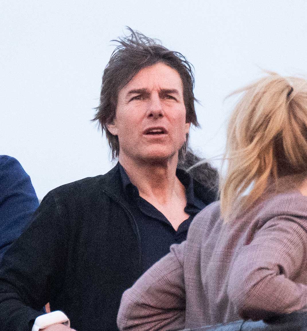 O Tom Cruise παρακολουθεί το συγκρότημα Coldplay την τέταρτη ημέρα του Φεστιβάλ Glastonbury στο Worthy Farm, Pilton στις 29 Ιουνίου 2024.