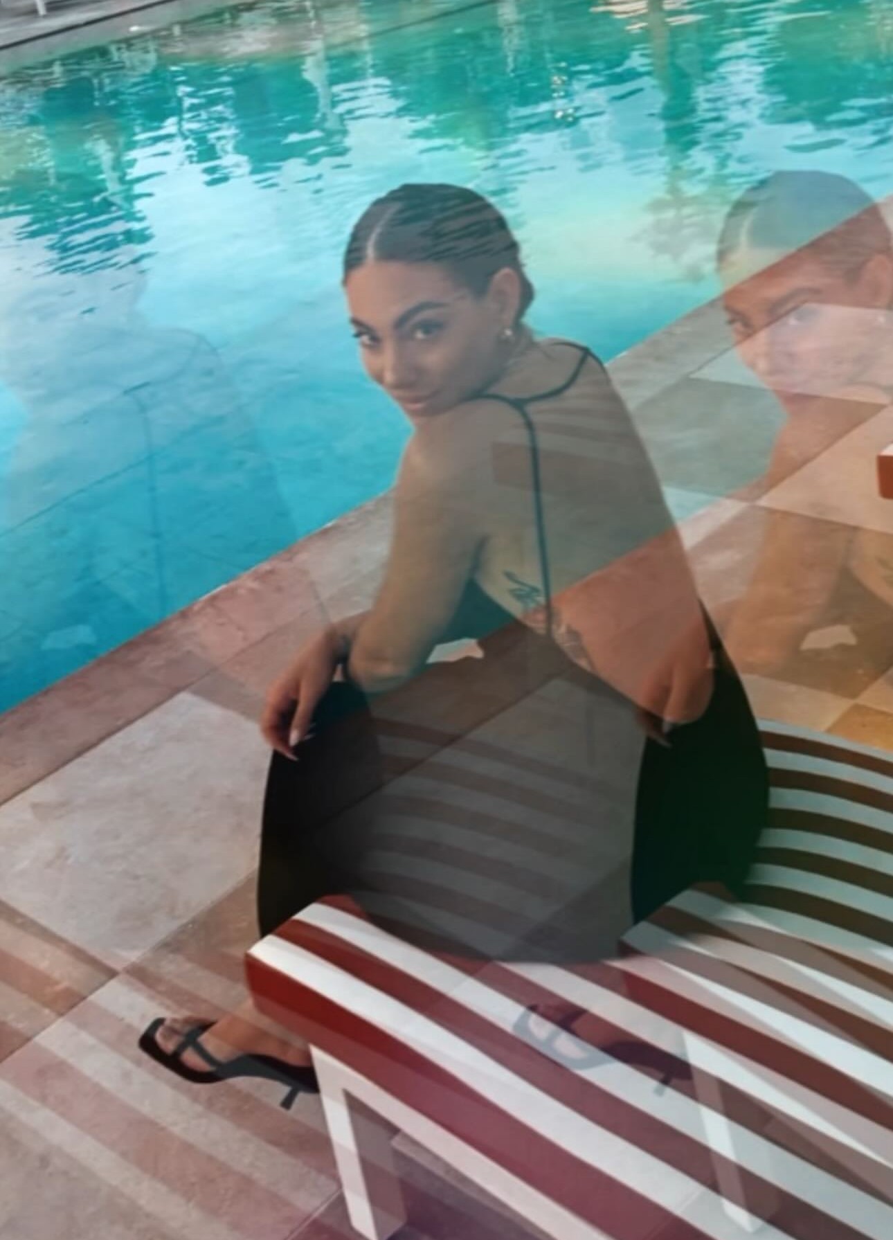 Η Ευρυδίκη Βαλαβάνη με εξώπλατο φόρεμα