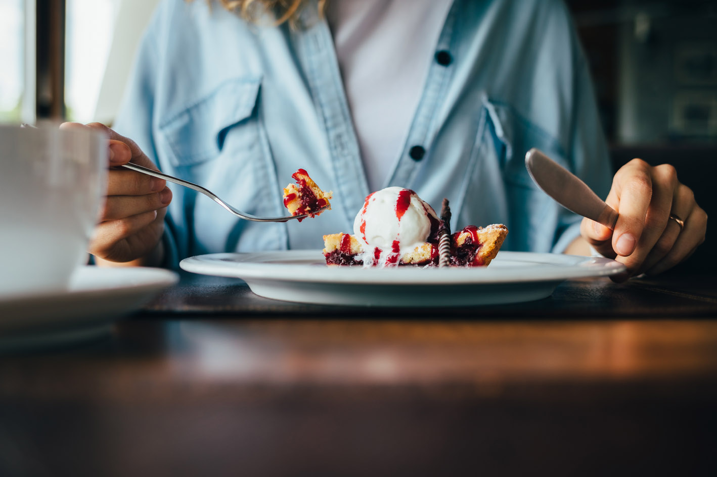 Γυναίκα τρώει γλυκό