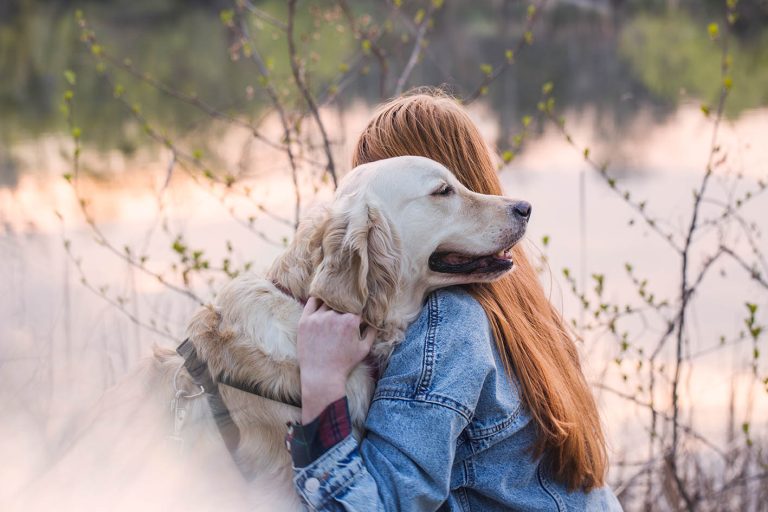 Γυναίκα με σκύλο