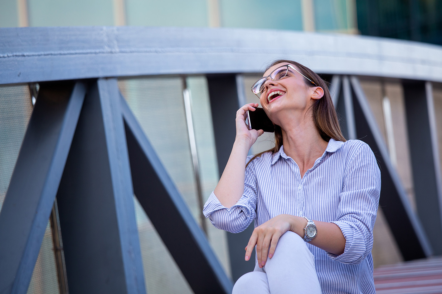 Γυναίκα μιλά σε κινητό