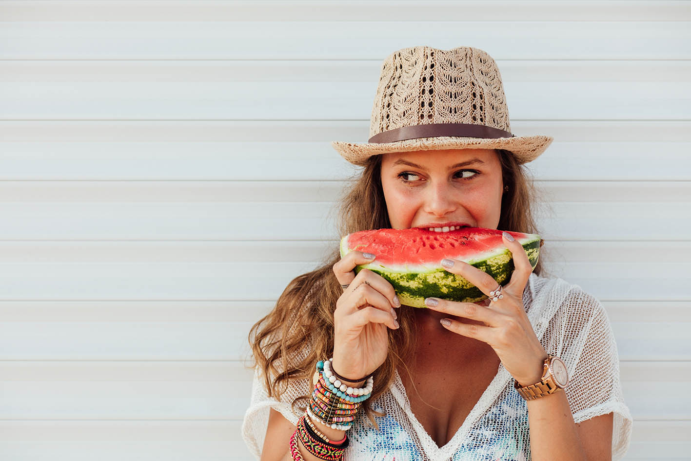 Γυναίκα καλοκαίρι τρώει καρπούζι