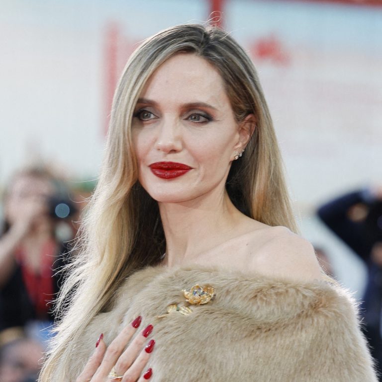Η Angelina Jolie παρευρίσκεται στο κόκκινο χαλί για τη "Maria" στη διάρκεια του 81ου Φεστιβάλ Κινηματογράφου της Βενετίας στις 29 Αυγούστου.