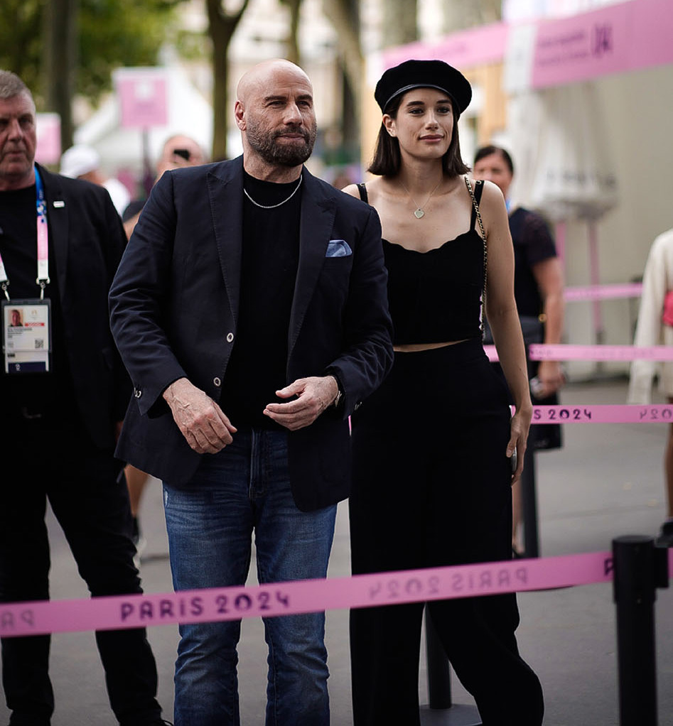 Ο John Travolta και η κόρη του Ella Bleu Travolta πηγαίνοντας να παρακολουθήσουν τον τελικό αγώνα στην Ενόργανη Γυμναστική στους Ολυμπιακούς Αγώνες στο Παρίσι 2024.