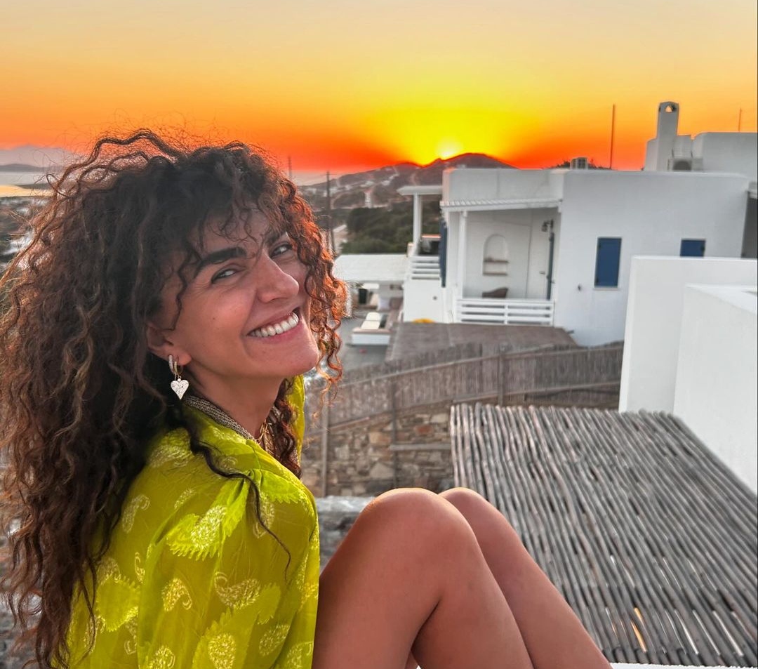Η Μαρία Σολωμού ποζάρει σε νησί με φόντο το ηλιοβασίλεμα