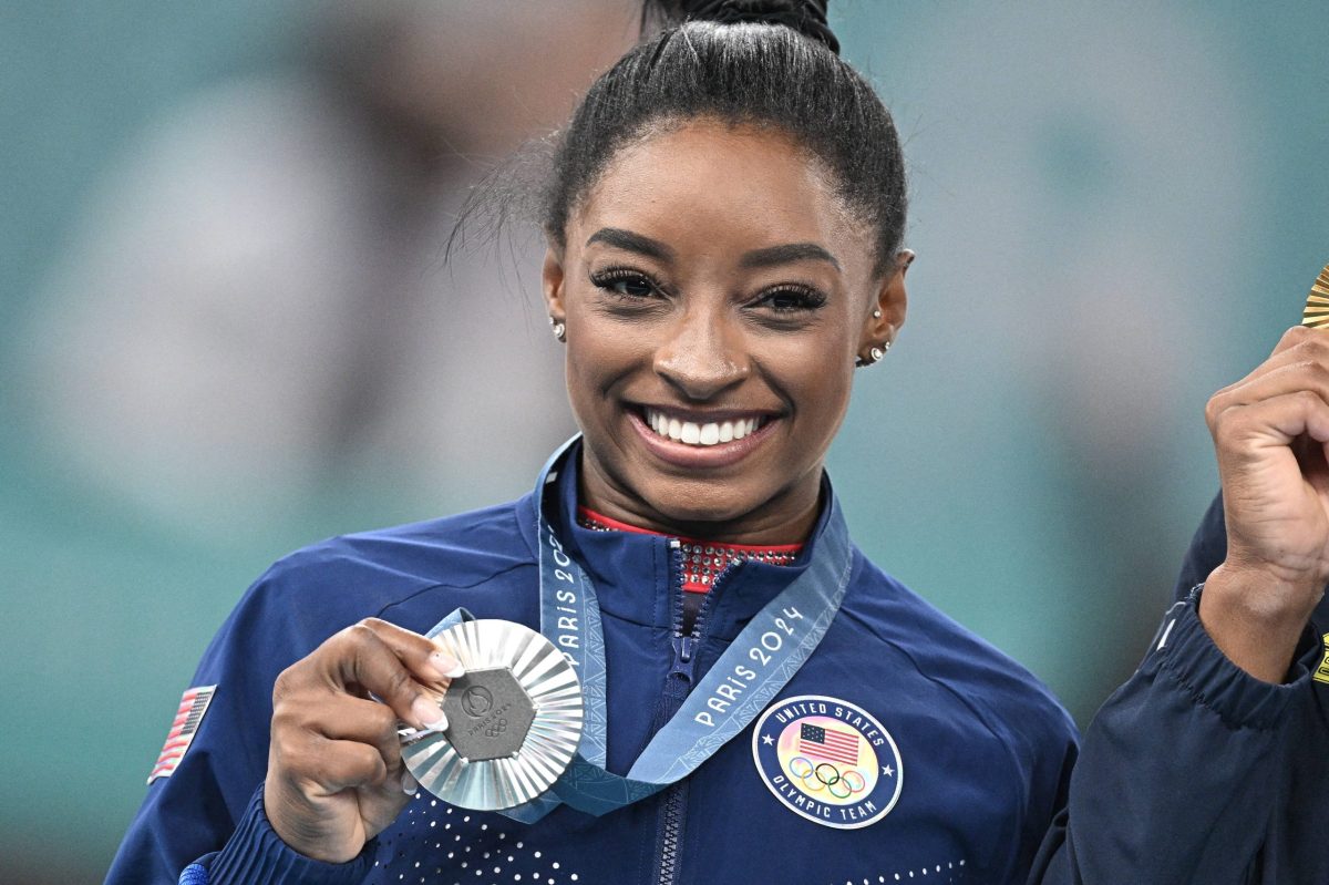 Η Αμερικανίδα αθλήτρια Simone Biles με ένα από τα μετάλλιά της, το ασημένιο για την εμφάνισή της στις ασκήσεις δαπέδου στους Ολυμπιακούς Αγώνες 2024 στο Παρίσι στις 5 Αυγούστου.