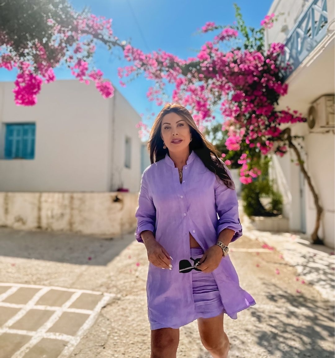 Η Άντζελα Δημητρίου ποζάρει στην γραφική Αντίπαρο