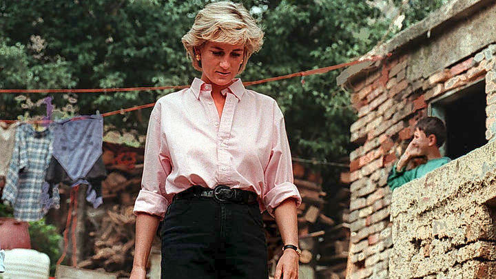 Πριγκίπισσα Νταϊάνα με ροζ πουκάμισο