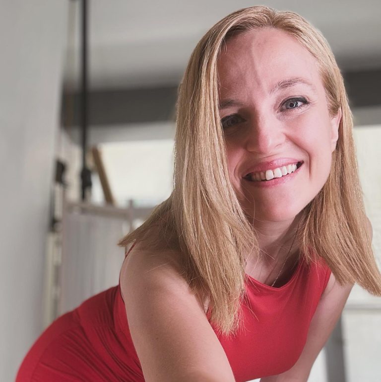 Η Έλενα Μαυρίδου με κόκκινο φόρεμα