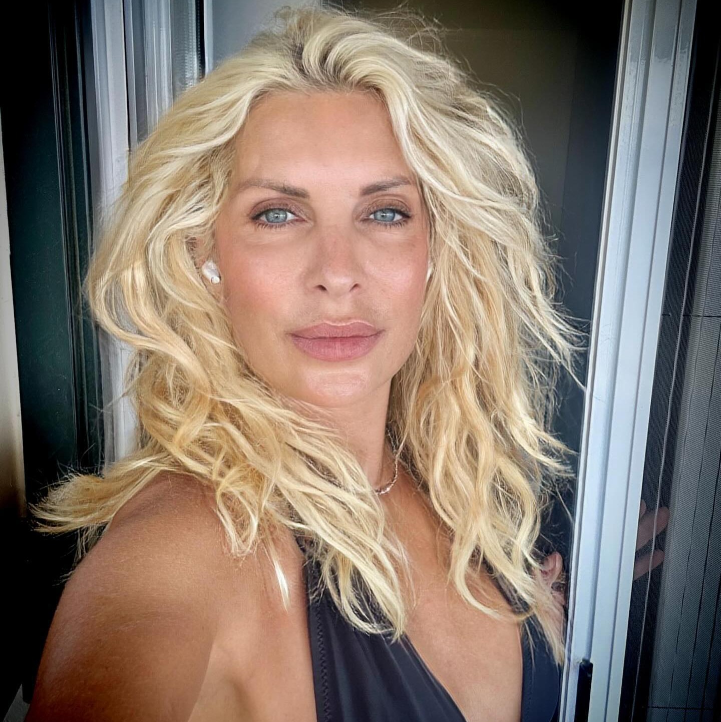 Η Ελένη Μενεγάκη με μαύρο μαγιό