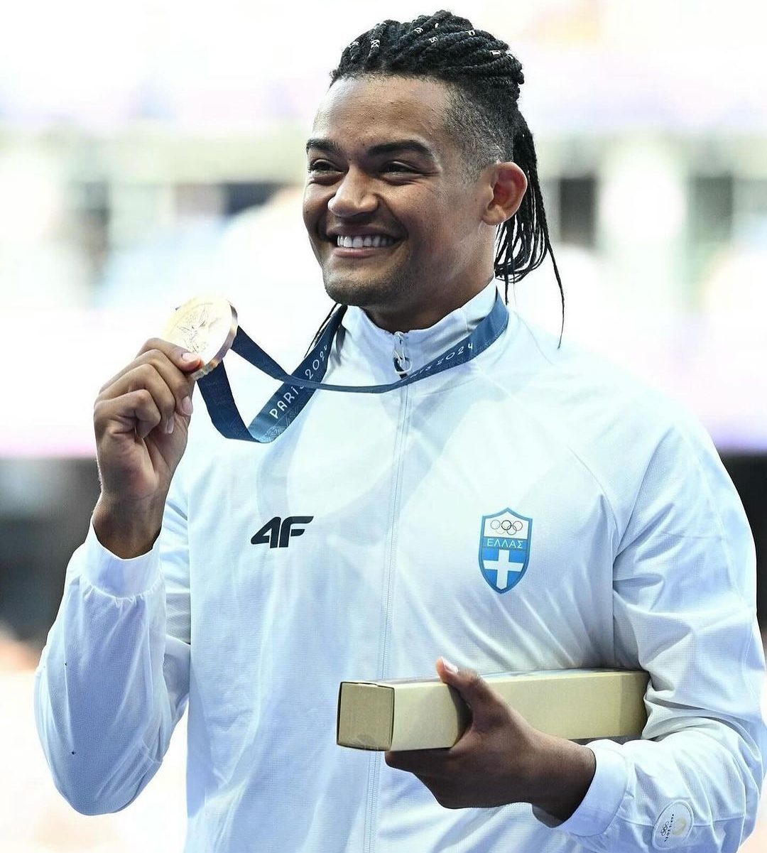 ο Εμμανουήλ Καραλής δείχνει το μετάλλιο του