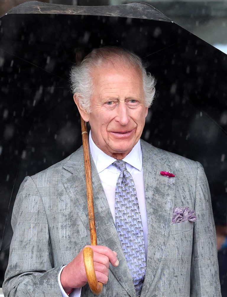 Ο Βασιλιάς Κάρολος παρακολουθεί την παρέλαση προς τιμήν του στην επίσημη επίσκεψή του στο Jersey στις 15 Ιουλίου 2024.