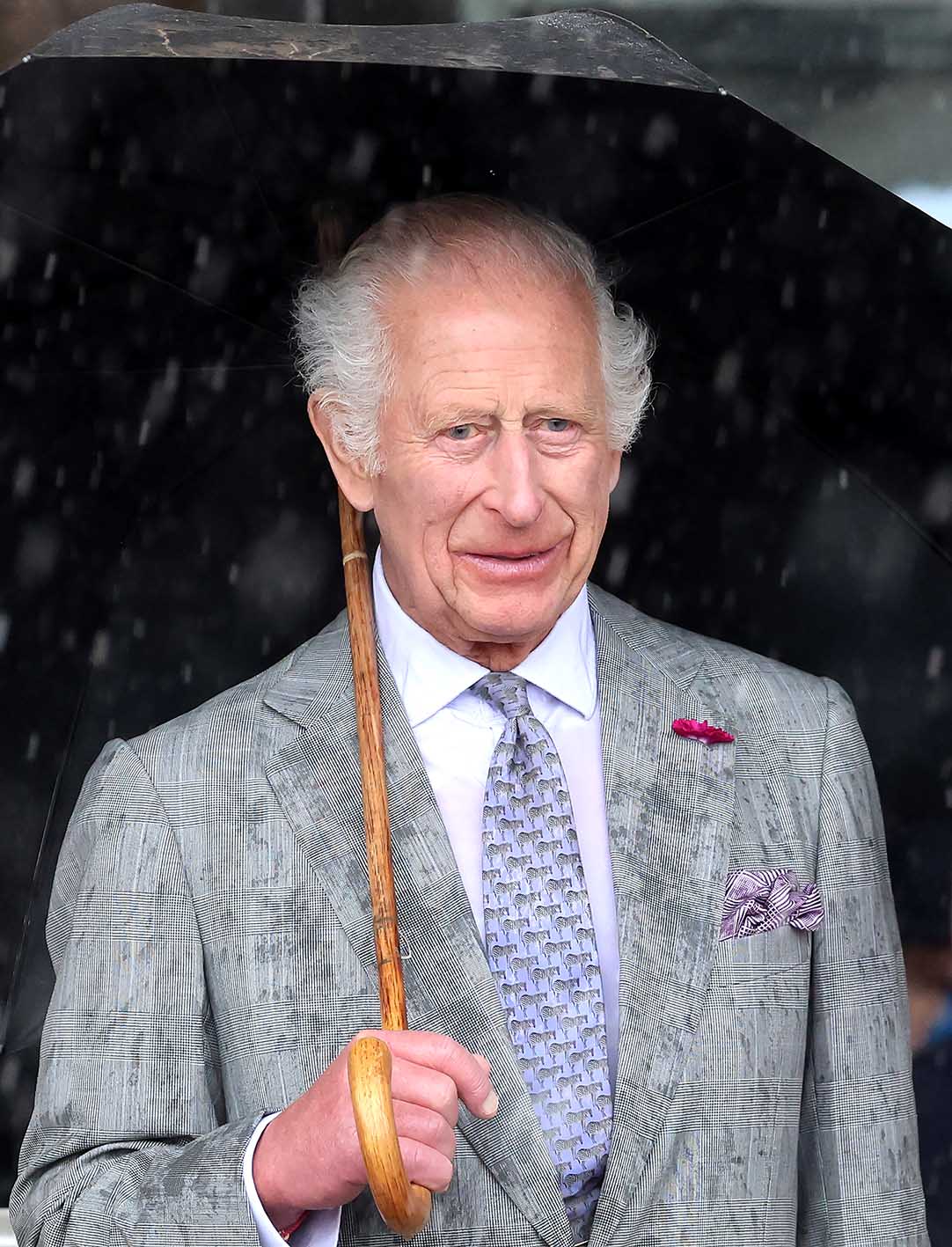 Ο Βασιλιάς Κάρολος παρακολουθεί την παρέλαση προς τιμήν του στην επίσημη επίσκεψή του στο Jersey στις 15 Ιουλίου 2024.