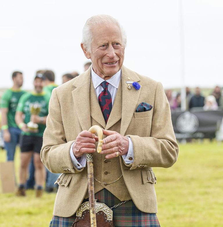 O Bασιλιάς Κάρολος στην εκδήλωση "The 2024 Mey Highland Games" στο John O'Groats πάρκο στις 3 Αυγούστου 2024 στο Εδιμβούργο της Σκωτίας.
