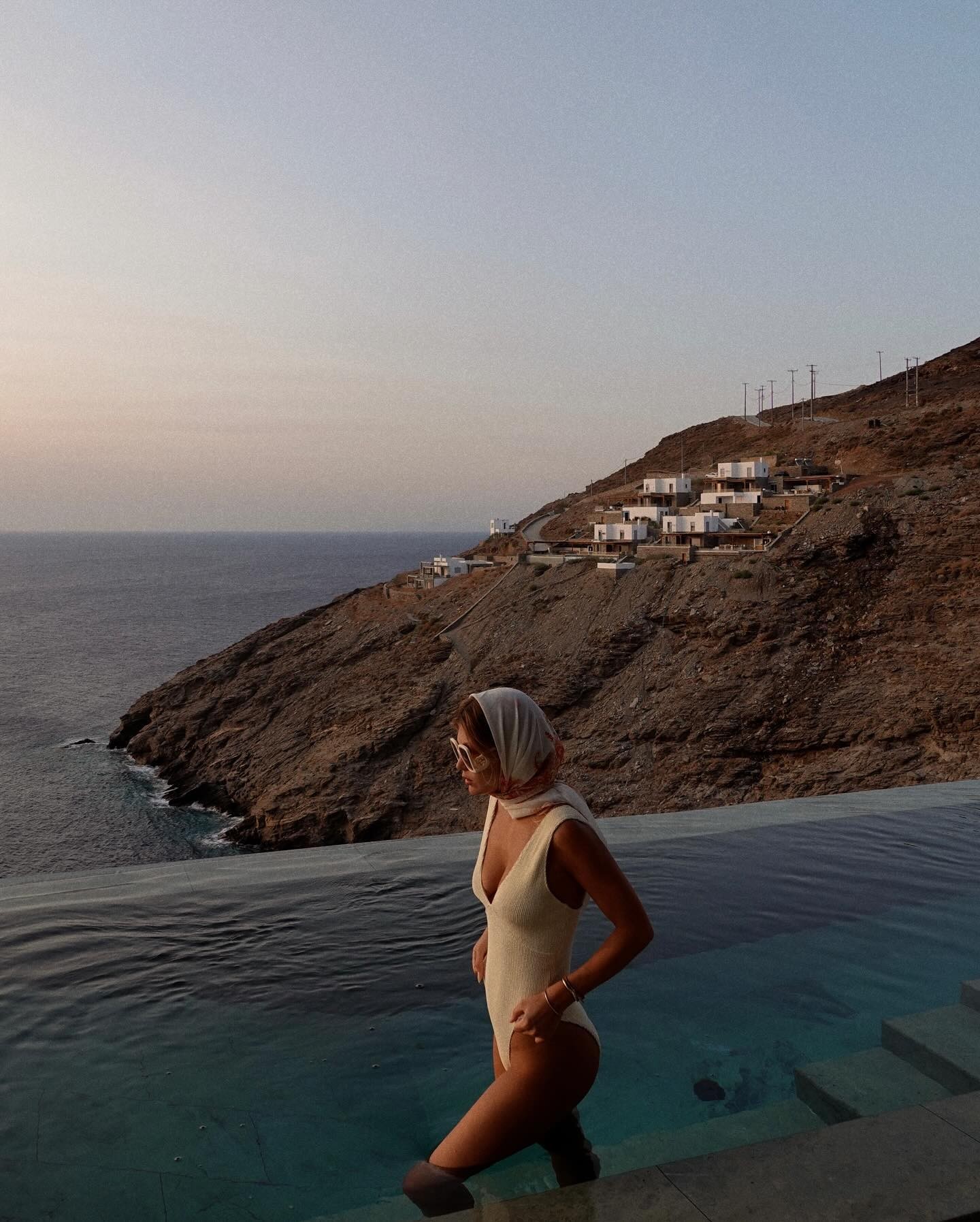 Η Κλέλια Ανδριολάτου topless στη Τζιά