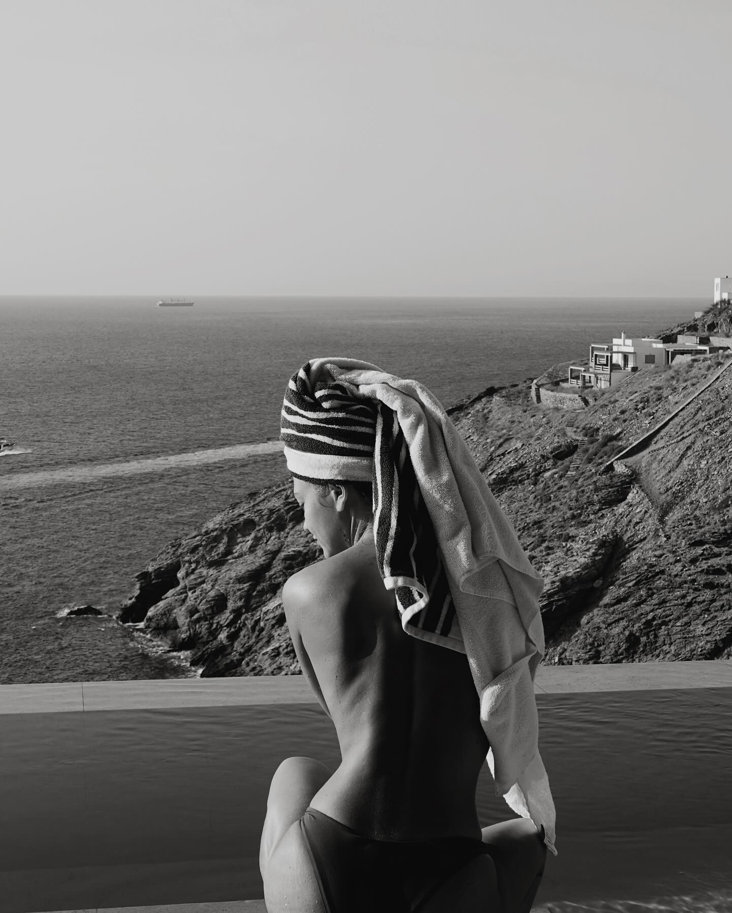 Η Κλέλια Ανδριολάτου topless στη Τζιά