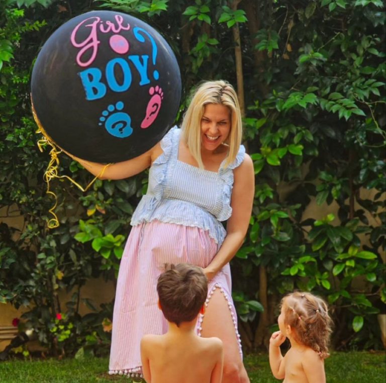 Η Μαντώ γαστεράτου με τα παιδιά της