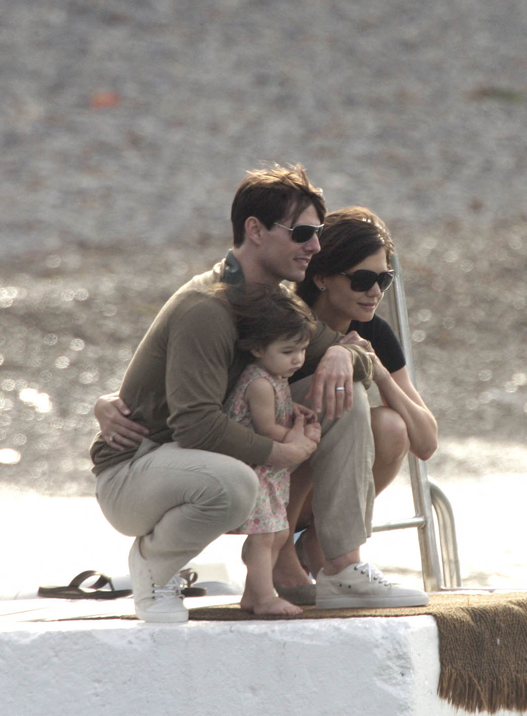 H Katie Holmes και ο Tom Cruise χαίρονται ένα καλοκαιρινό απόγευμα με την κόρη τος Suri, στην παραλία Paloma Beach στο Saint-Jean Cap Ferrat, Γαλλία στις 19 Ιουνίου 2007. Photo by ABACAPRESS.COM