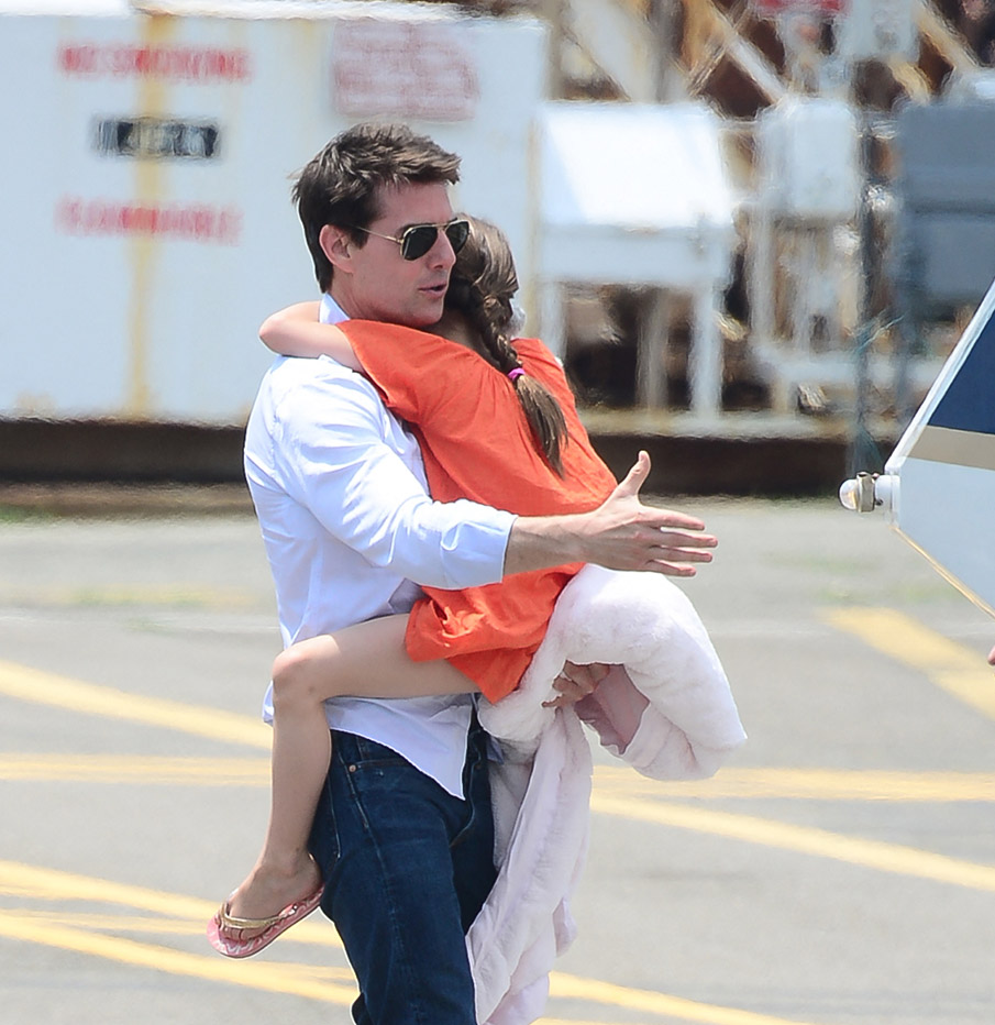 Ο Tom Cruise και η κόρη του Suri φεύγοντας με ελικόπτερο από το Manhattan της Νέας Υόρκης στις 18 Ιουλίου 2012.