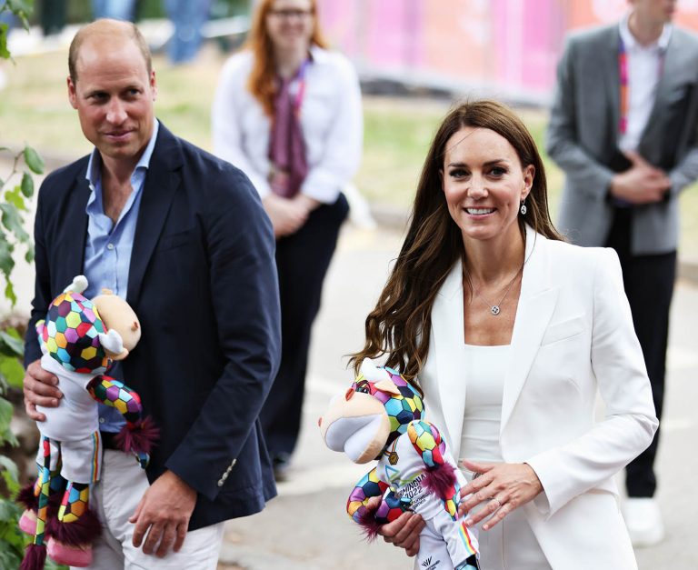 H Kate Middleton και ο πρίγκιπας William, φεύγοντας από εκδήλωση. Συγκεκριμένα παρακολούθησαν τους γυναικείους αγώνες χόκεϊ "Women's Hockey Group Stage games" τον Αύγουστο 2022 στο πανεπιστήμιο του Birmingham.