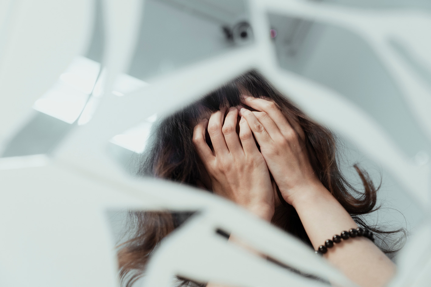 LyΓυναίκα κρύβει τα μάτια της έχει άγχος