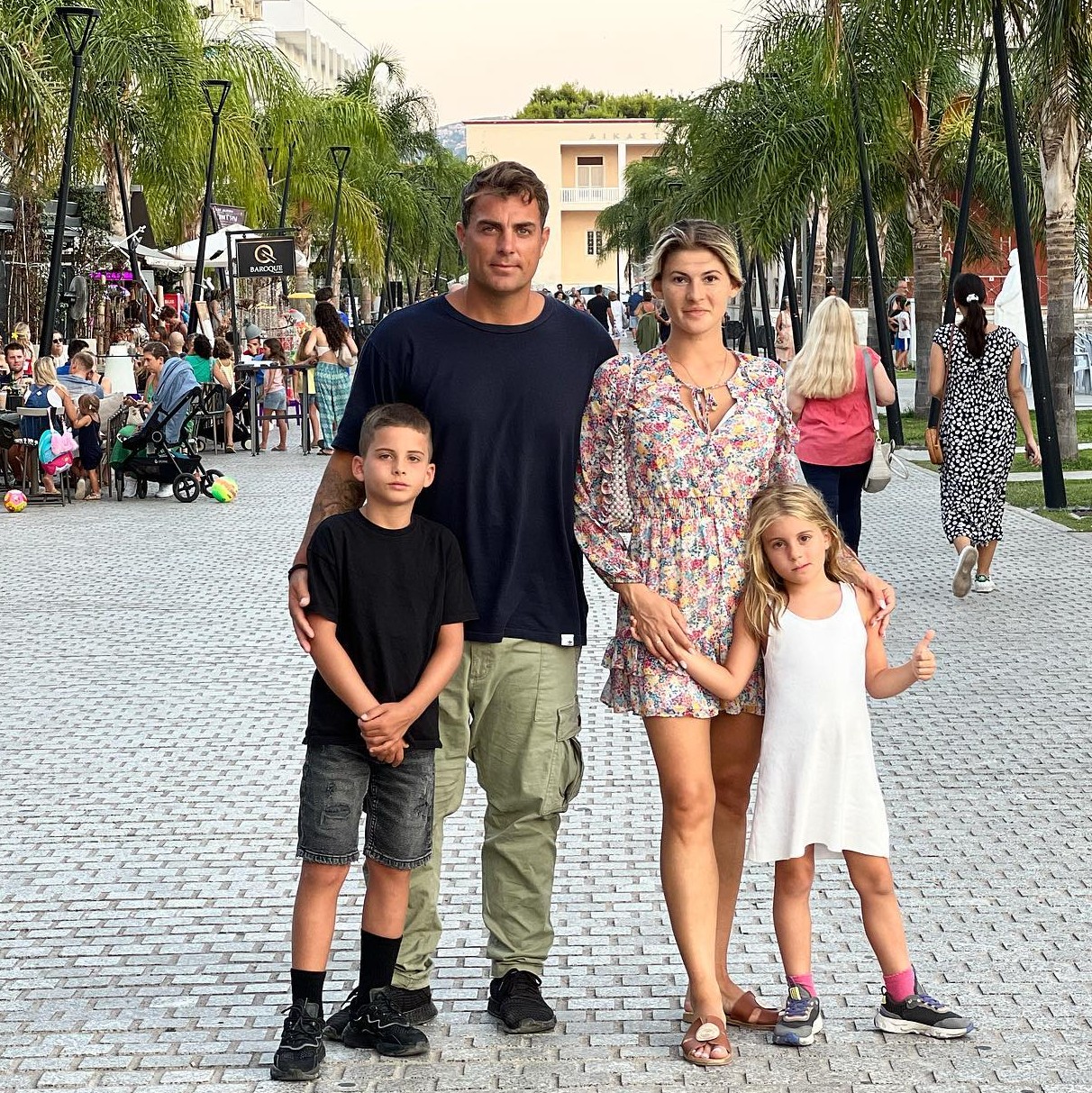 O Στέλιος Χανταμπάκης με την Όλγα Πηλιάκη και τα παιδιά τους