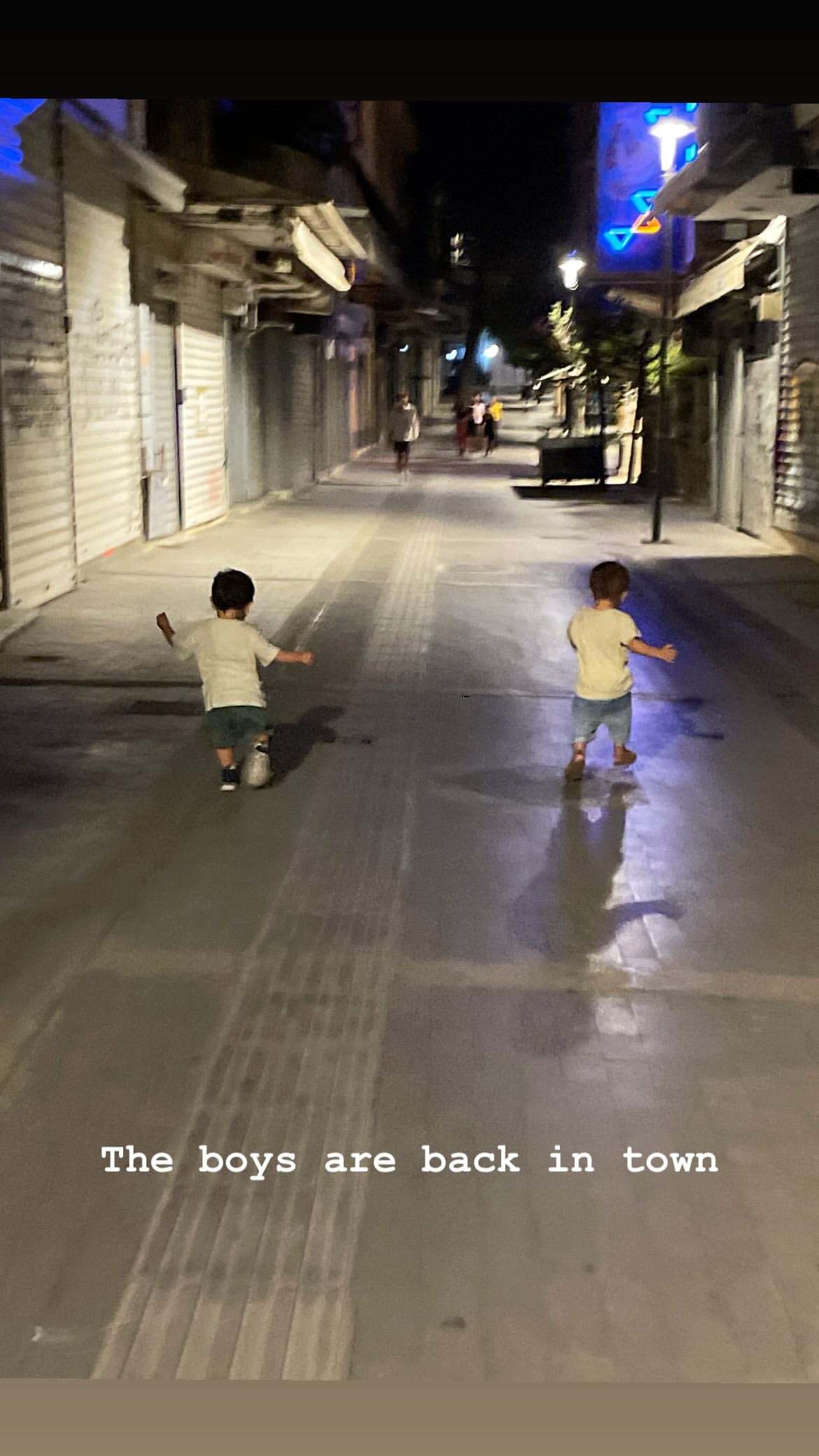 Η βραδινή βόλτα της Χρύσας Μιχαλοπούλου με τον γιο της