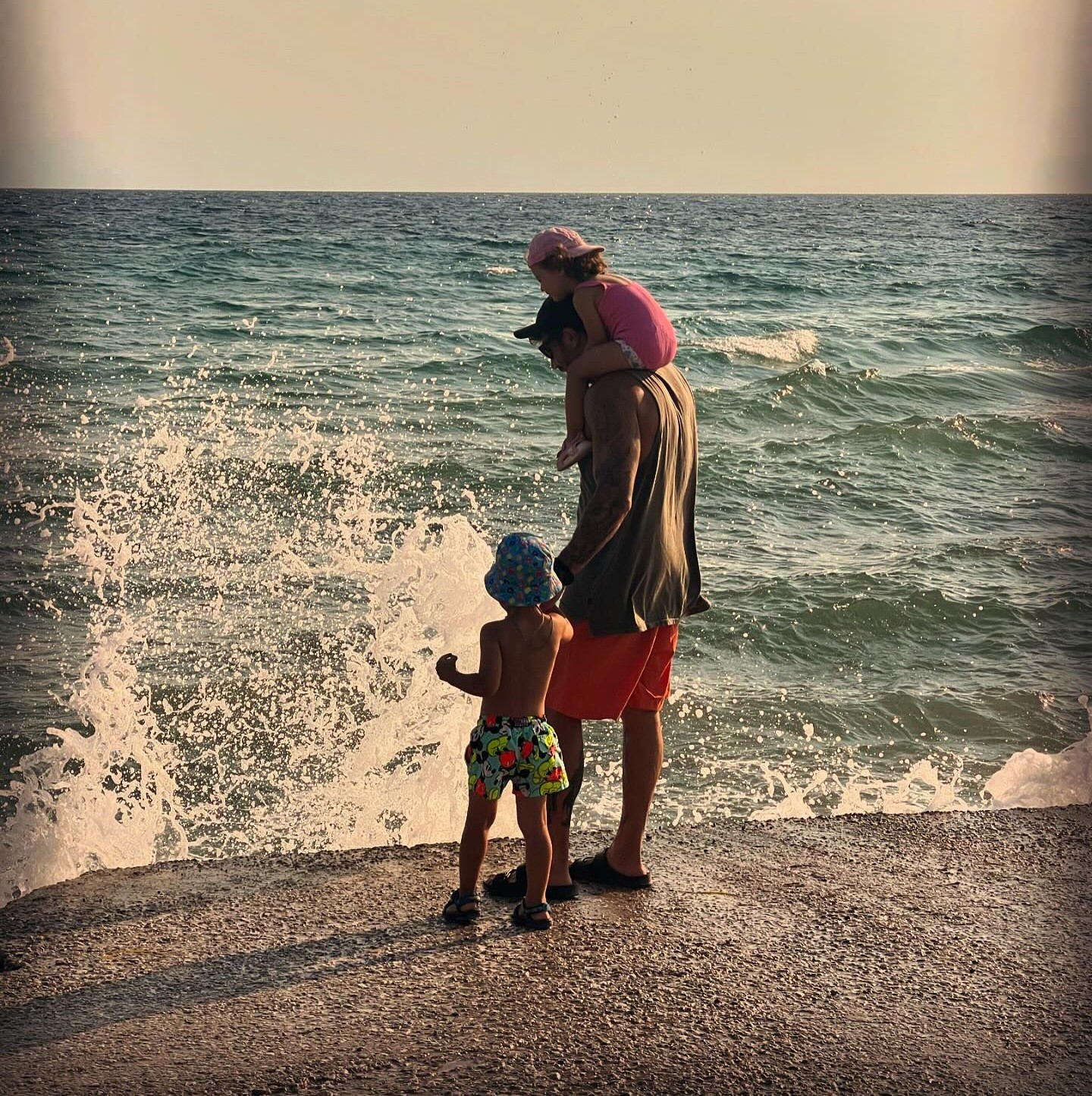 Άκης Πετρετζίκης με παιδιά